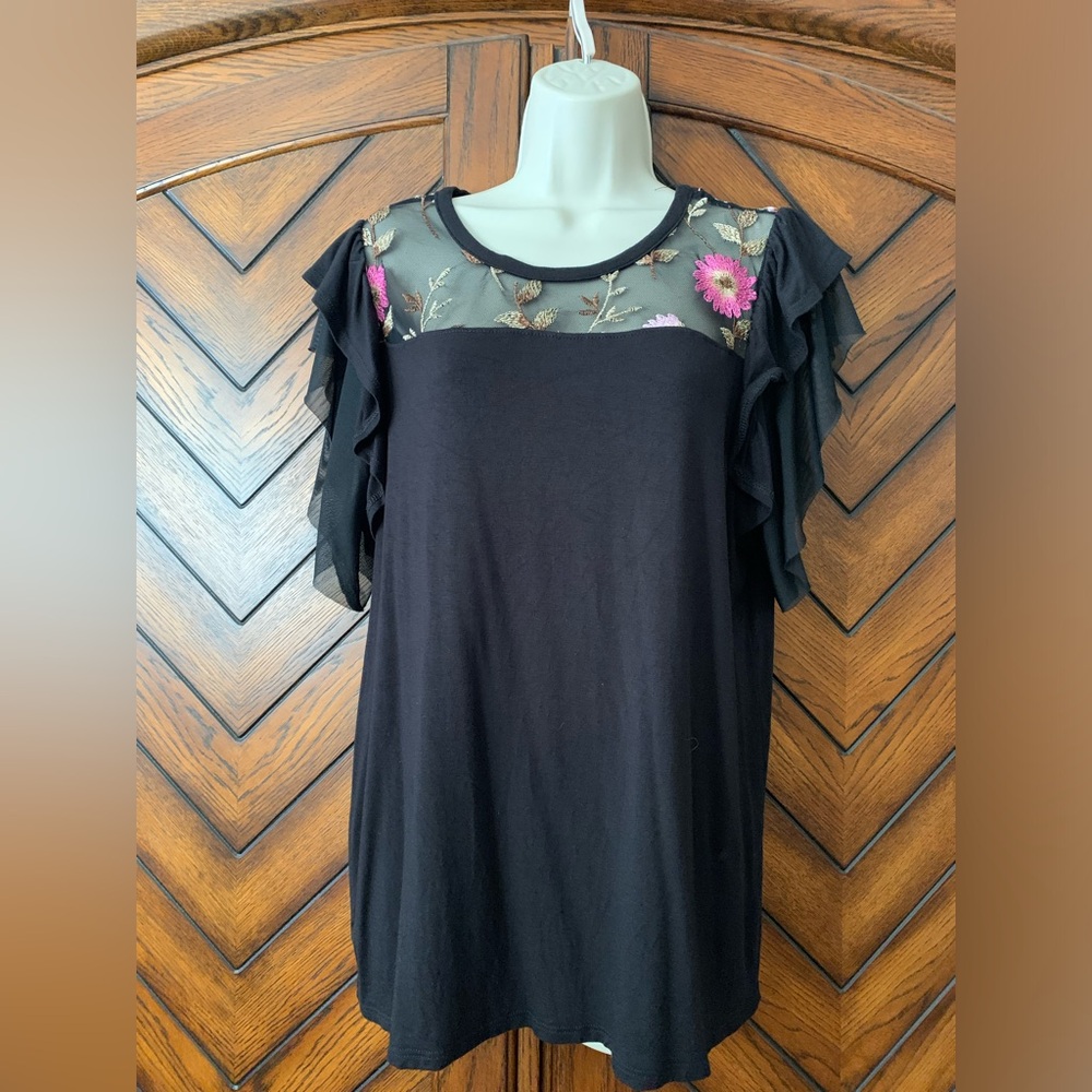 Kim & Cami black floral, embroidered flutter sleeve top size large